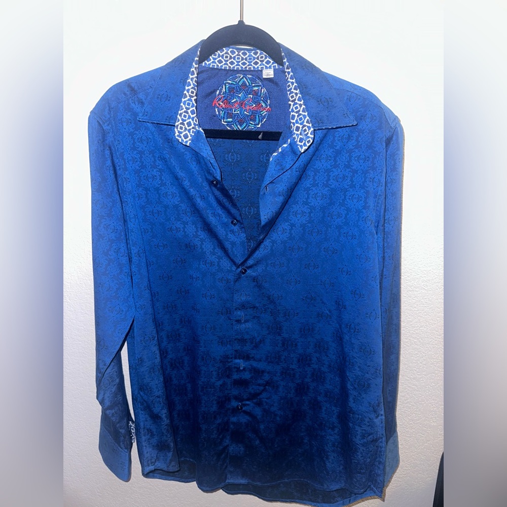 Robert Graham Button Down. Worn a few times. Great condition. Size M